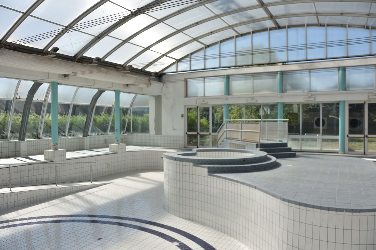 Copertura telescopica per piscine - vista interna Copertura per piscine telescopica, vista interna della vasca piastrellata sotto la struttura ad arco in policarbonato
