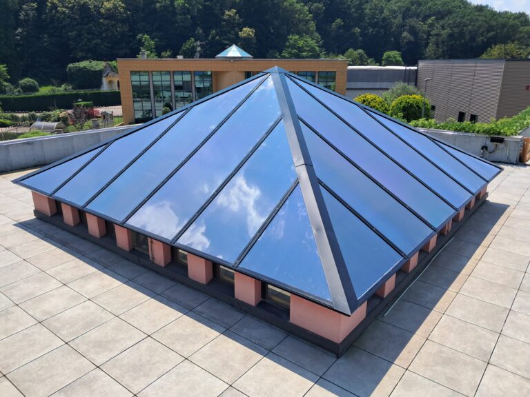 Lucernario a piramide a base quadrata di grandi dimensioni installato su una copertura piana